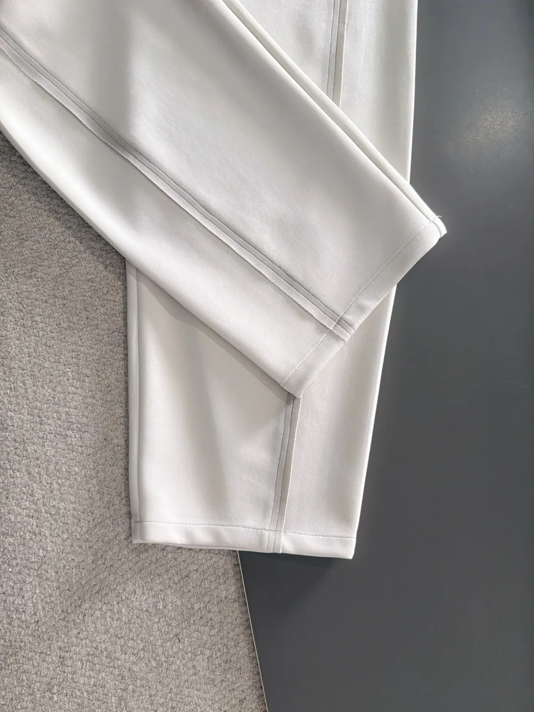 Next day shipment P195 Balenciaga High Quality 2026 Autumn and Winter New Arrival elastic band casual pants, counter-customized fabrics, Breathable, high comfort, impeccable details, brand element design concept, reflecting high quality. It feels delicate and soft! It presents a casual cut and the upper body shape is great! Sizes:S-3XL